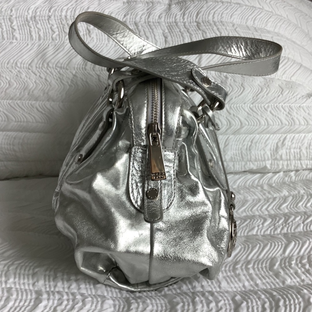 TOSCA BLU Silver Pleated Leather Shoulder Bag - Picture 4 of 16